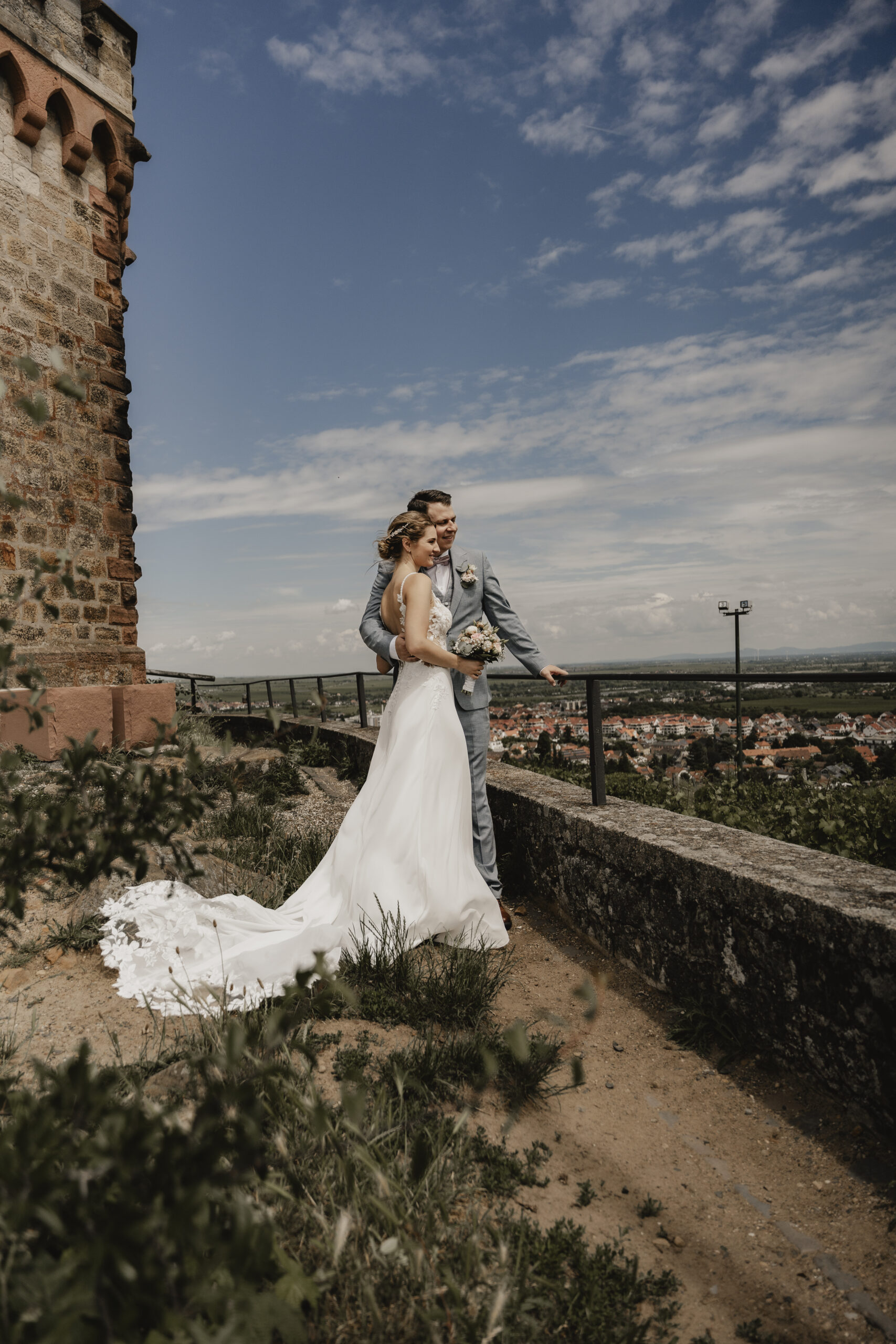 Alexa und Michael beim Paarshooting am Flaggenturm mit Blick über Bad Dürkheim